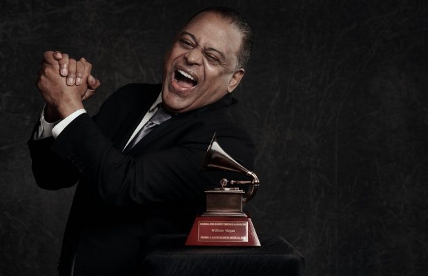 El divertido «rey del merengue» narra en un libro los «enredos» de su cerebro