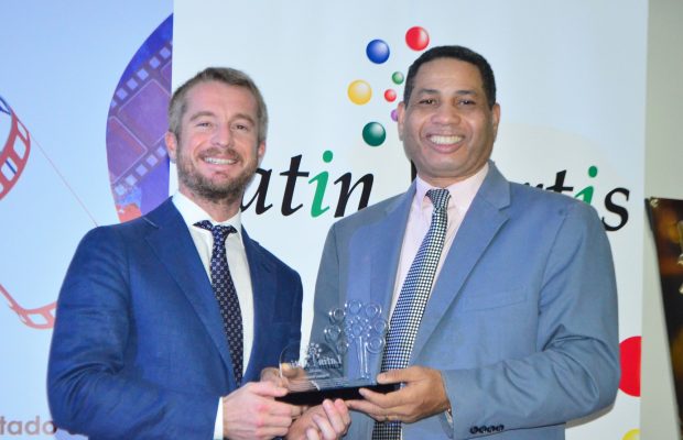 Trajano Santana recibe el premio “Latin Artis 2018”