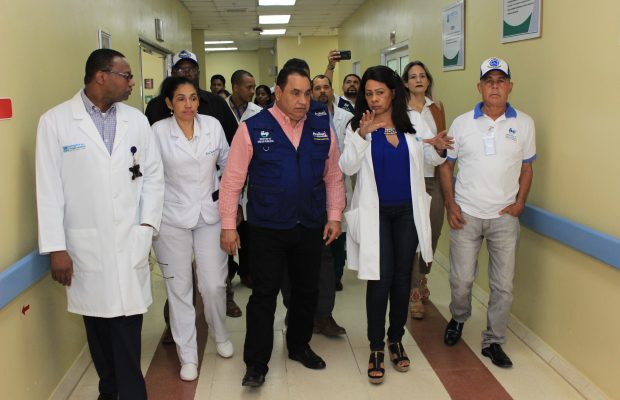 Ney Arias Lora recibe felicitación del PREMAT por  mejorar calidad en la atención