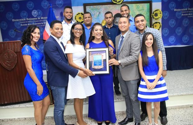 Ministra Juventud otorga 100 becas y fondos a programas UASD SFM