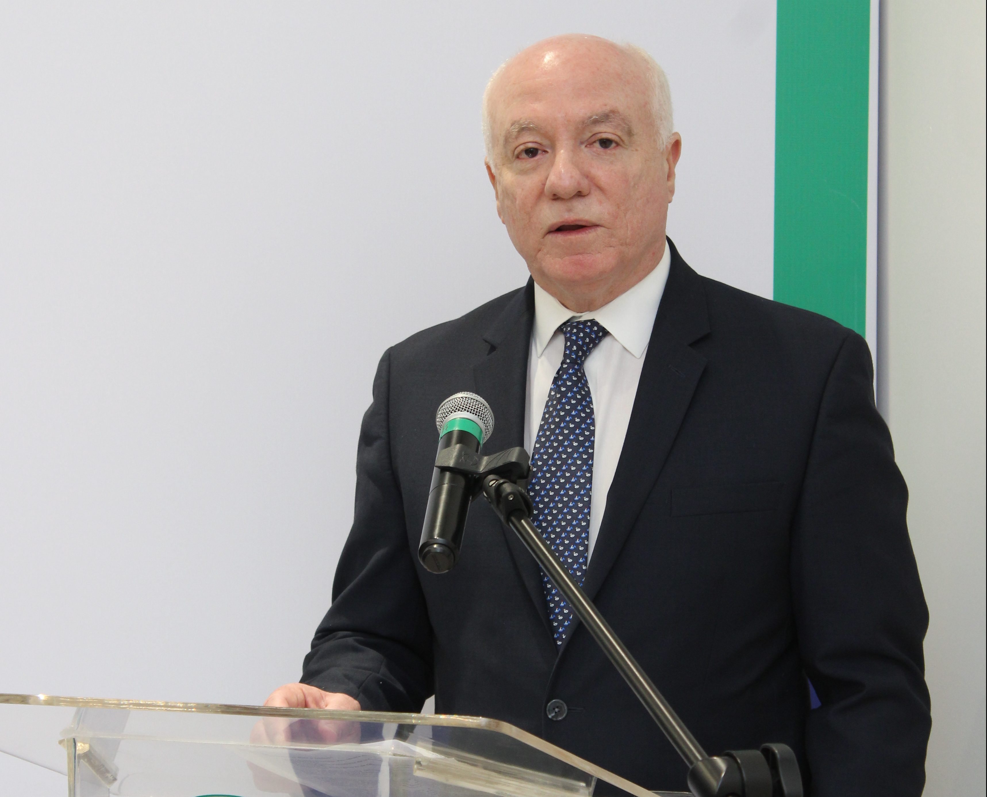 Pedro Esteva, mientras ofrece las palabras de bienvenida.