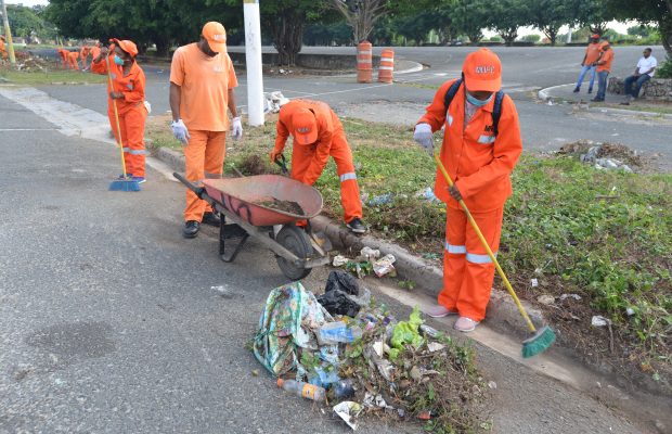 Brigadas de Obras Públicas acondicionan entorno de Faro a Colón