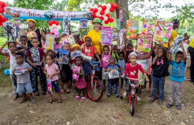 Fudonide realiza tradicional entrega de juguetes en Villa Mella