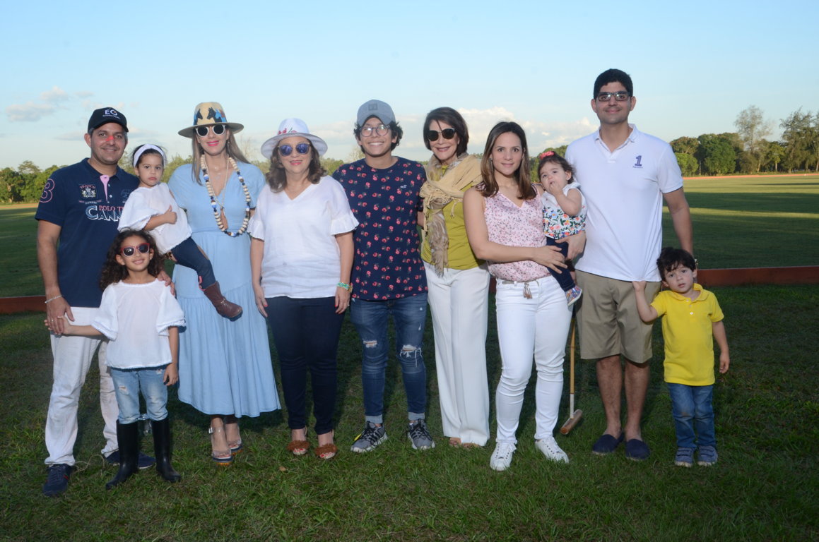 Representantes de distinta generaciones de la familia Arredondo durante el tradicional torneo de polo en Sierra Prieto.