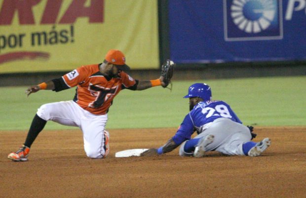 Toros vienen de atrás para vencer al Licey