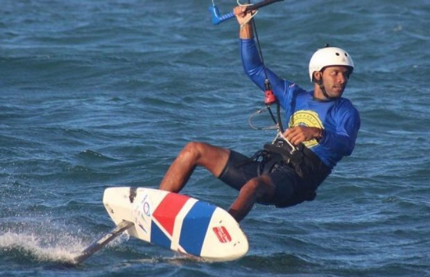 Alex Soto durante entrenamiento choco con un tiburón