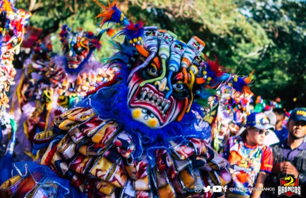 Fundación Los Broncos de La Vega presenta disfraz artístico