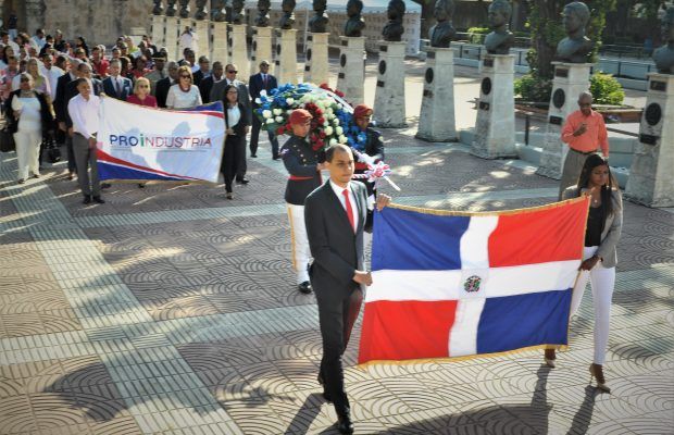 PROINDUSTRIA deposita ofrenda floral en el altar de la patria