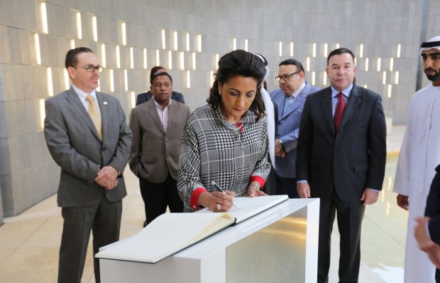 Cándida Montilla visita el Monumento a los Mártires en Abu Dabi