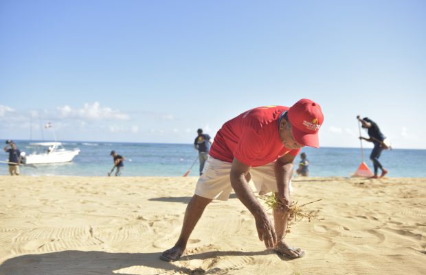 Ministerio de Turismo refuerza limpieza de playas por Semana Santa