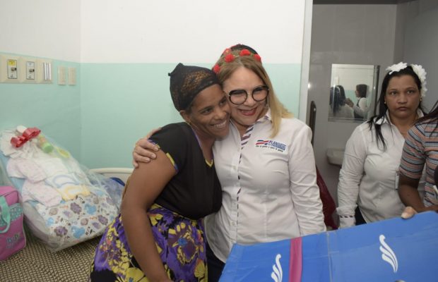 Plan Social celebra Día de Las Madres en maternidad de Los Mina