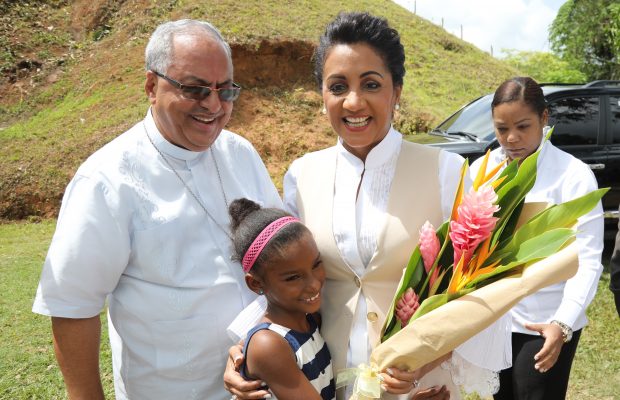 Primera dama participa en entrega de viviendas a 10 familias en Sabana de Payabo, Monte Plata y comparte con comunitarios