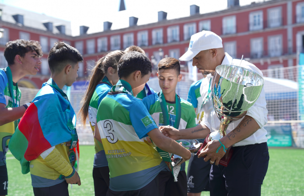 Premian a los ganadores del Campeonato Mundial de «Fútbol por la Amistad»