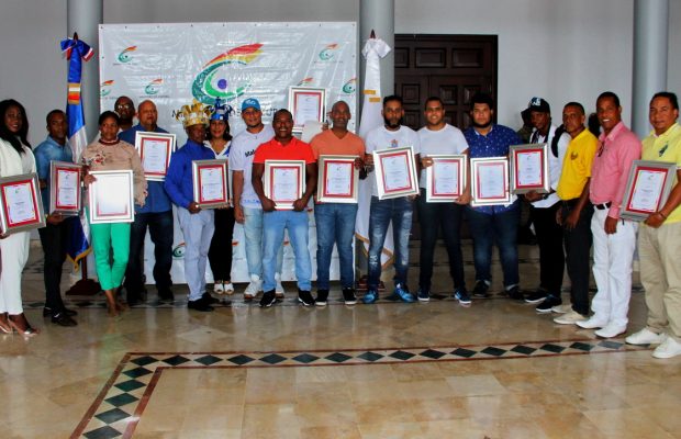Ministerio de Cultura entrega premios a comparsas ganadoras del Desfile Nacional de Carnaval 2019