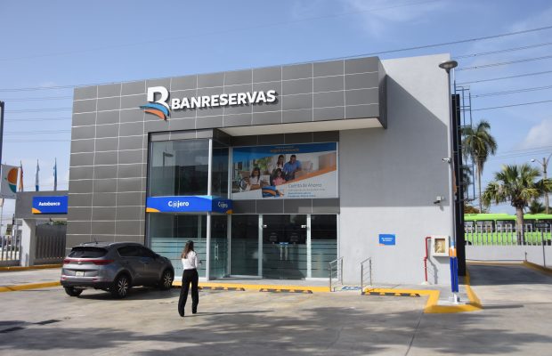 Banreservas inaugura oficina próximo a Embajada de EEUU