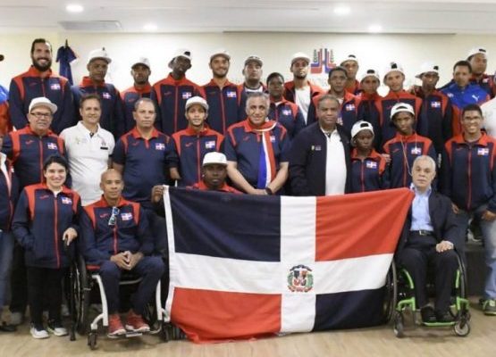 Entregan bandera a la delegación que participarán en los ParaPanamericanos