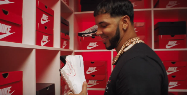 Anuel AA se une a campaña de Foot Locker para el regreso a clases