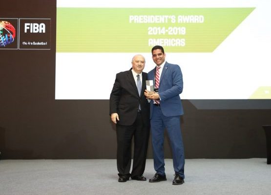 FIBA reconoce trabajo de Rafael Uribe con el premio presidentes 2019