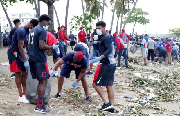 Dominican Summer League realiza operativo limpieza de costa