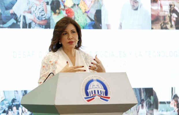 Margarita Cedeño promueve uso de redes sociales para generar ingresos