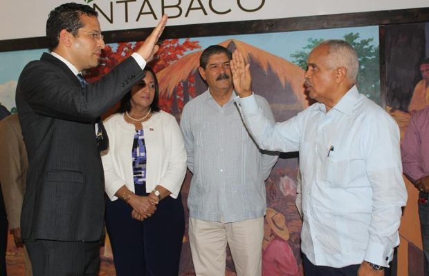 Juramentan nuevo Director General del INTABACO