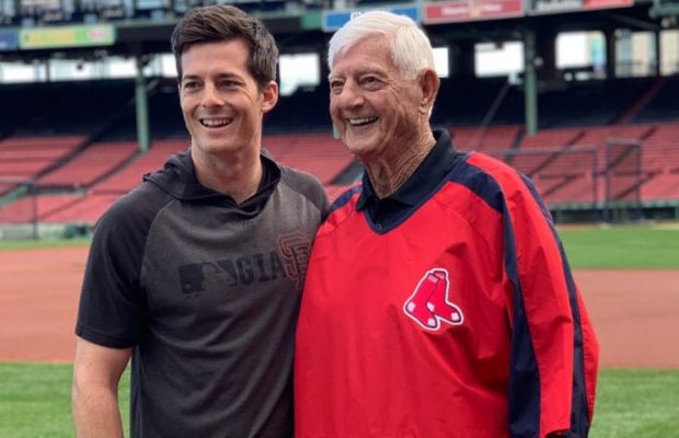 Mike Yastrzemski se juntó con su abuelo Carl en el Fenway
