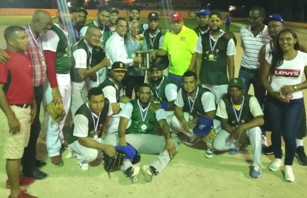 Las Frutas campeón del softbol Juegos Los Mina 2019