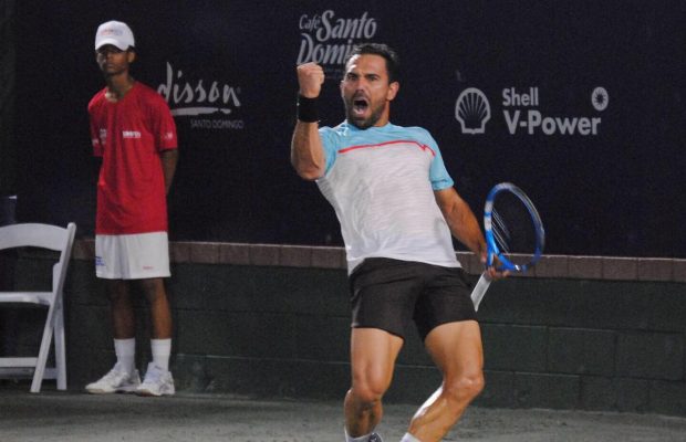 Víctor Estrella debuta con triunfo en Santo Domingo Open