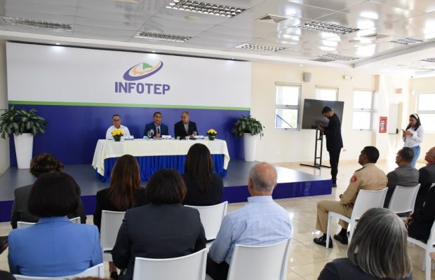 INFOTEP entrega cheque para construcción edificio en SFM