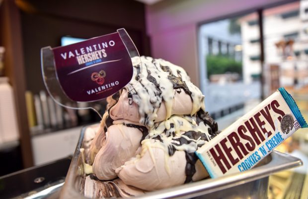 Una dulce combinación: Valentino, Hershey´s Cookies N´Creme