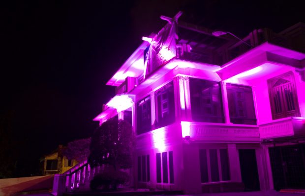 SRSM ilumina sus instalaciones en apoyo campaña ¡Defiéndete sin temor del cáncer de mama!