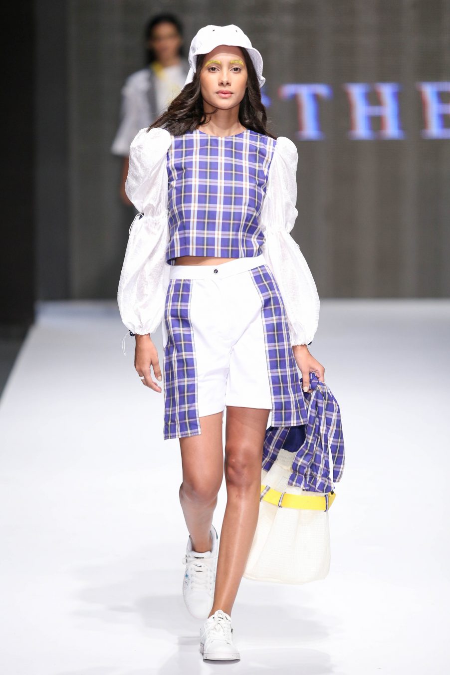 La marca nos trae lo mejor de los dos mundos elegancia y confort.-.