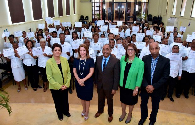 Padres y madres graduados por Inafocam y Sur Futuro