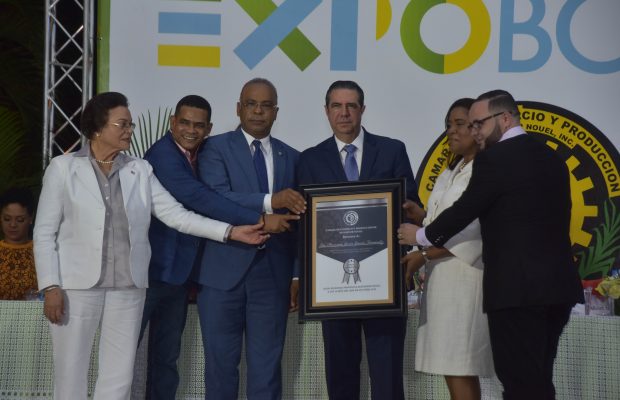 Reconocen en Bonao al ministro de Turismo