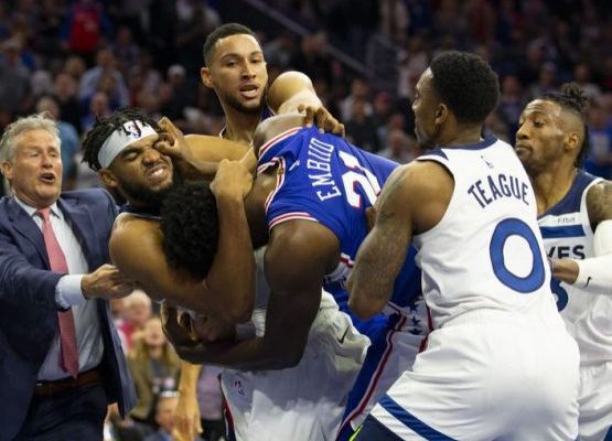 Embiid y Towns escenifican trifulca; Curry se fractura la mano izquierda