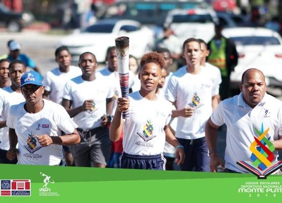 Fuego de la antorcha de los IX Juegos Escolares Deportivos Nacionales llega a Barahona