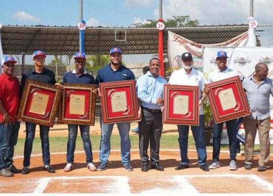 Pimentel Baseball Academy en su torneo XXIV reconoce a Vitelio Mejía y Erick Almonte