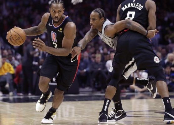 Clippers frenan a los Spurs; New Orleans obtiene primera victoria