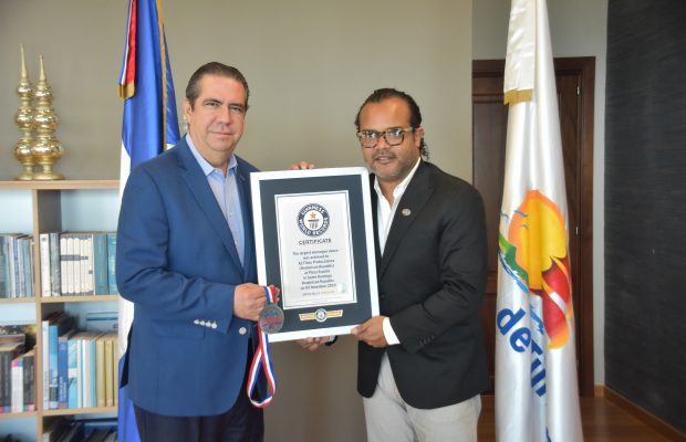 Ministro de Turismo recibe visita de Alberto Zayas
