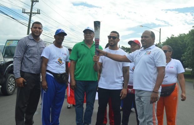 El Grandes Ligas Leury García encabeza recorrido de la antorcha de los IX Juegos Escolares