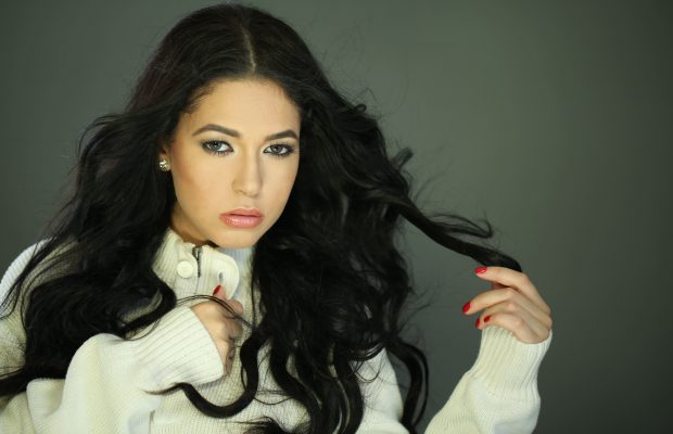 Ely Holguin llega al club Los Prados a ritmo de bachata