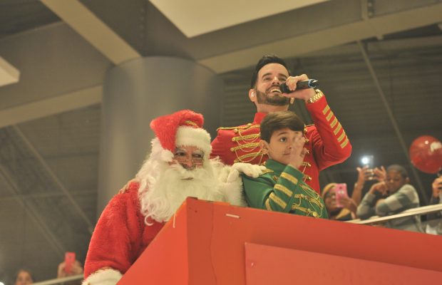 Manny Cruz en mágico espectáculo navideño en Galería 360