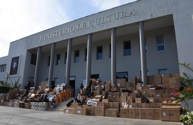 Ministerio de Cultura entrega un lote de instrumentos musicales