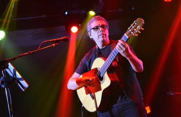 Quieres guitarra autografiada por Pedro Guerra?