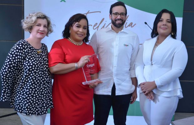 Entregan reconocimiento por el Día del Farmacéutico