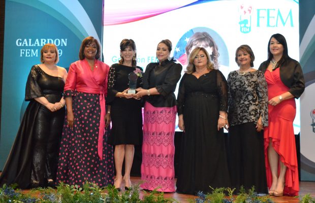 Mujeres empresarias entregan galardón FEM 2019