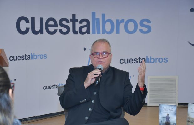 Interesante conversatorio con el afamado autor Armando Lucas Correa