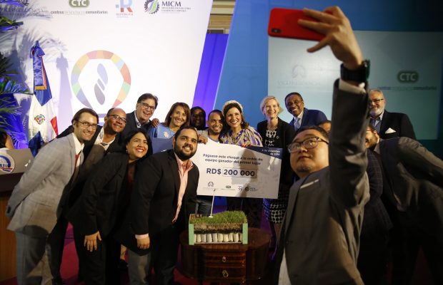 Vicepresidenta premia ganadores de la sexta edición Innovapp 2019