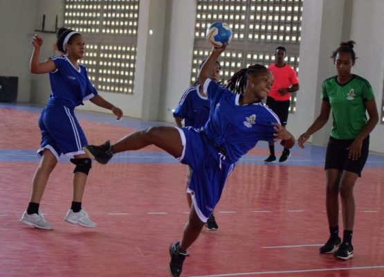 Esteysi Burgos y Yafreisi Natera se destacan en balonmano femenino de los juegos escolares