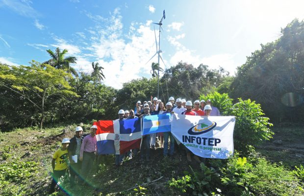 INFOTEP, Vestas y 500 PRM instalan generador eólico en escuela rural de PP